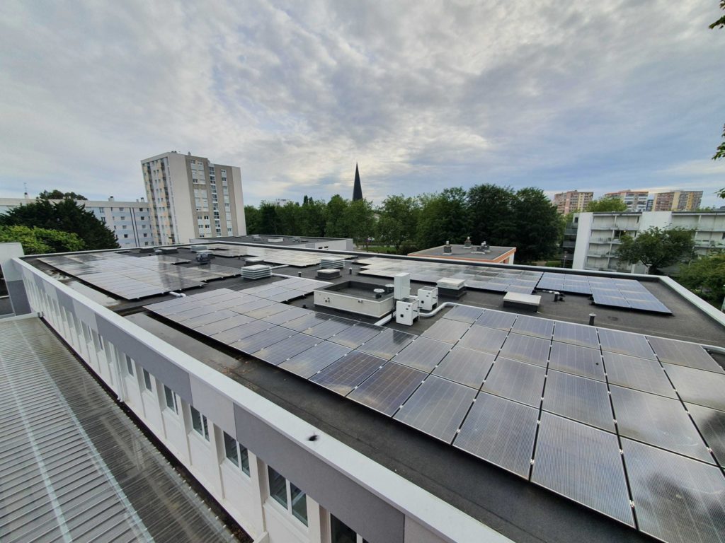 Les élus écologistes de Brest ont  participé à l'inauguration des nouveaux panneaux solaires sur le toit de l'école Lucie et Raymond Aubrac